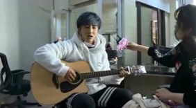 舟奕博一首原创弹唱《纯粹的模样》，听哭了