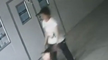 监拍已婚男戴假发进女浴室偷拍 称寻求刺激