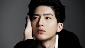 井柏然一身黑帅炸机场 取东西吃闭门羹