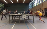 【拍客】牛人乒乓球桌顶足球 实拍精彩对决现场