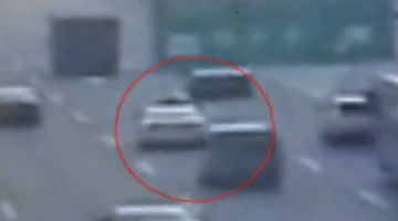 深圳：两司机剐蹭下车理论 1分钟后被撞飞