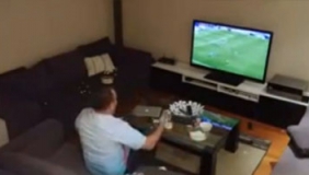 疯狂球迷因妻子恶作剧怒砸电视 摄像机记录发飙过程