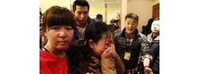 【拍客直击】得知MH370航班坠毁 数名家属晕倒送往医院急救