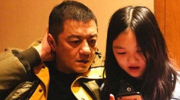 47岁李亚鹏近照曝光 带着女儿游大理