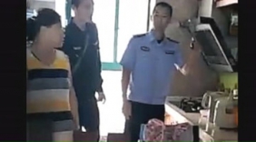 “蜘蛛侠”高空拆广告牌 绳子遭割断坠落受伤