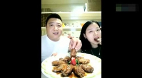 牛人展示吃鸡翅的绝活，一口一个鸡翅，媳妇都给看呆了!