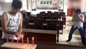 牛人绝活多,扑克扎气球,眼睛吹蜡烛