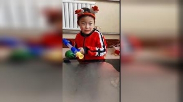 童年趣事：萌娃拿玩具枪打怪兽