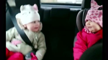 双胞胎萌宝坐车后座吵架，一个说yes一个说no，吵的妈妈都笑翻了