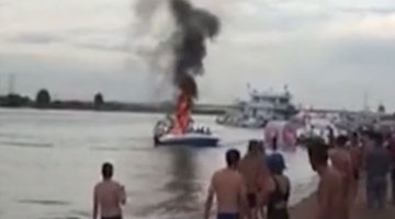 齐齐哈尔直升机坠江砸伤游泳游客