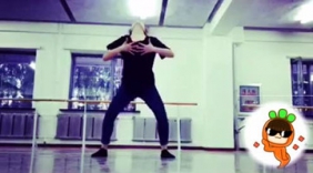 舞蹈室美女单人爵士蹈，不忘脸带笑容哦