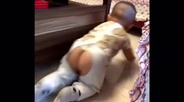 妈妈给宝宝买的新玩具，接下来宝宝开心的一直爬着追，太可爱了！