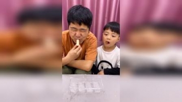 童年趣事：爸爸欺负萌娃