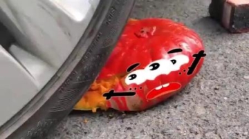 牛人用汽车碾压红色南瓜玻璃杯，真的好减压啊，勿模仿！