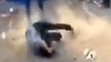 大哥街舞炫技太奇葩 黄土地上打滚那叫一个“尘土飞扬”