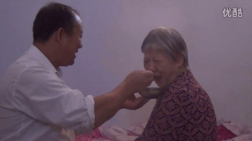【拍客】感恩母亲 南阳孝子照顾瘫痪母亲