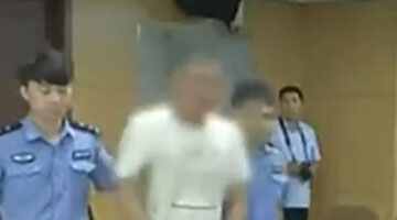 名牌大学毕业生吸毒贩毒 法庭上向父母下跪忏悔