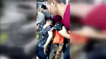 实拍大姐不慎摔断3玉镯 听闻价值30万当场吓晕