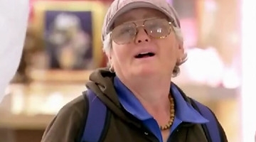 国外街头恶搞，男子商场恶搞大妈，看大妈这生无可恋的表情，哈哈