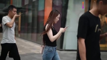 街拍美女，周末和闺蜜逛街才不会孤单，爱笑的女人更好看