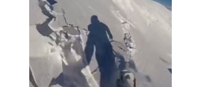 【拍客】实拍脚下雪层崩裂 滑雪运动员惊险逃生