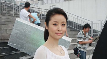 林心如孕肚首次曝光 霍建华喝烂醉被扶上车