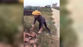 农村恶搞视频，美女坐椅子被摔地上，笑喷！