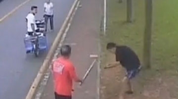 男子棍打大爷 反被“太极”功夫制服