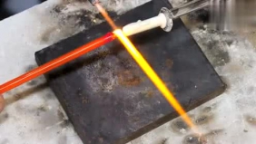 牛人现场展示“绝活”，用玻璃打造蜡烛，成品看起来跟真的很像