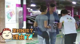 柯蓝夫妇奔跑相助拄拐伤者，黄志忠爆笑“扎小辫”遭妻子吐槽