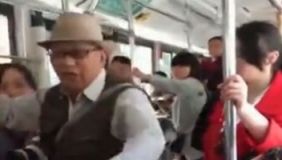 公交车两老人为抢座狂“喷”不止 互相对骂“老死鬼”