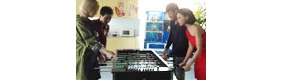 爱的创可贴：四主演穿礼服＂踢足球＂