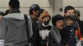 邓超与小花妹妹穿亲子装萌翻 孙俪森系打扮气质独特