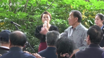 民间好声音，两个美女公园深情演唱《映山红》嗓音甜美，真赞