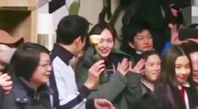 罗晋剧组庆36岁生日 手拿玫瑰不停逗唐嫣