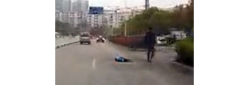 【拍客】监控实拍：如此狠心 二逼男子将小孩扔马路上就走 险酿车祸