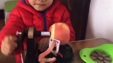 欢乐童年：可爱的萌娃削个苹果给妈妈吃