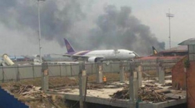 尼泊尔客机坠毁现场惨烈 乘客行李散落一地