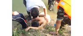【拍客】安徽阜阳少年捉鱼溺毙野塘