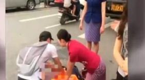 路遇车祸美女空姐跪地半小时救伤者 因没救活抱头痛哭