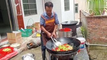 拍客：农村酒席大厨一锅炒20桌菜，这技术看着都厉害