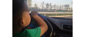 【拍客】不靠谱的爸爸教3.岁半的孩子如何开车