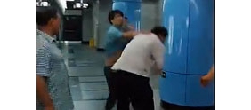 【拍客】北京地铁菜市口站小伙喝多了猛揍老人