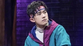 易烊千玺盘腿霸气十足 抱腿甜笑呆萌可爱