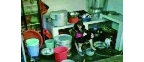 【拍客】餐馆服务员电饭锅里洗脚 店主被约谈