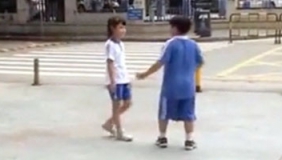 网曝小学生当街闹分手 女孩:你把我当什么?