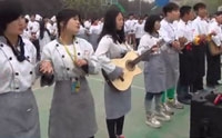 【拍客】创意毕业快闪千人合唱，一群快乐的小逗比
