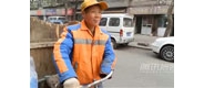 【拍客】独臂小伙一只手扫马路 做清洁工12年
