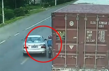 【拍客】监拍摩托车主为抢道被卷入车底 车辆瞬间爆燃