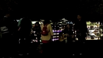 这个凤凰古城流浪歌手唱得太好听了。北京北京。民间好声音。